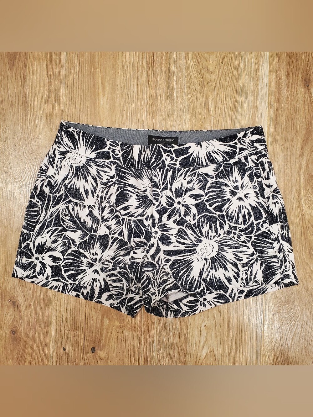 Banana Republic Hampton Fit Black & White Floral Shorts